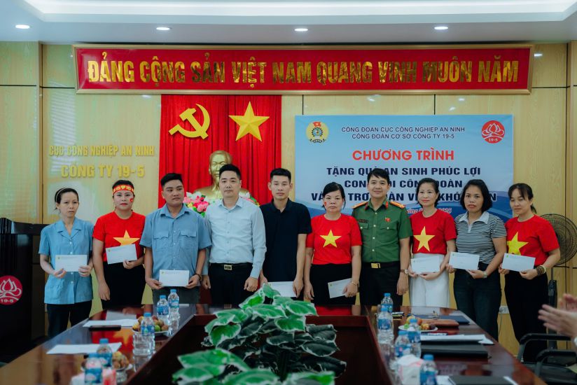 19.5 회사 대표와 H08국 노동조합(공안부)이 노동자에게 사회 보장 선물을 전달하고 있습니다. 사진: 퀸 치