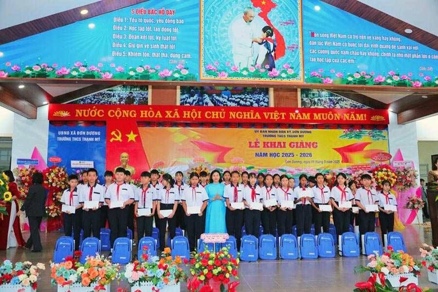 응우옌 티 뚜옌 당 중앙위원회 위원 베트남 조국전선 중앙위원회 부위원장 응우옌 티 뚜옌 베트남 여성연맹 회장이 럼동에서 열린 2025-2026학년도 개학식에 참석했습니다. 사진: 김풍