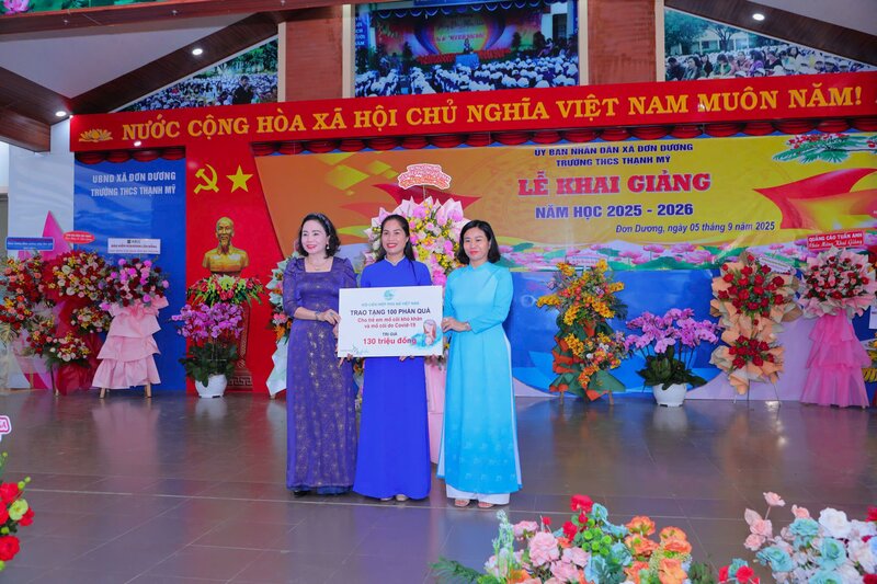 Trao bieu trung tang 100 suat qua cho tre em mo coi co hoan canh kho khan tren dia ban tinh Lam Dong nhan dip Tet trung thu va khai giang nam hoc moi. Anh: Kim Phung