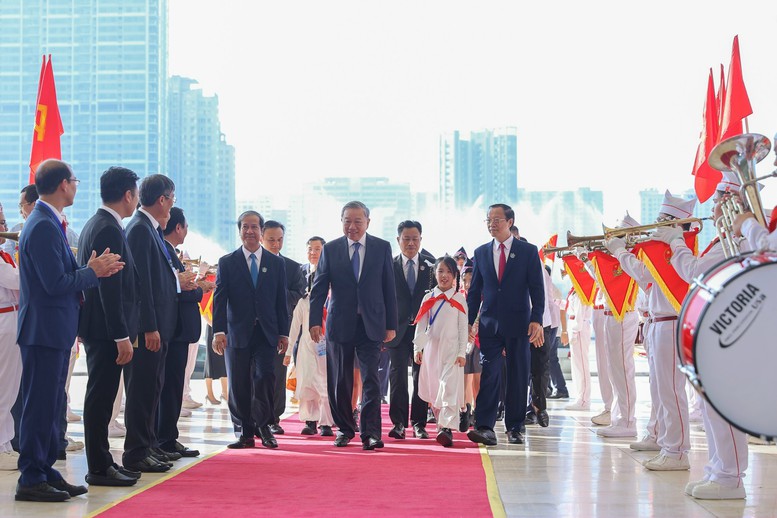 Tong Bi thu To Lam cung cac dai bieu toi du khai giang nam hoc 2025 – 2026 va ky niem 80 nam truyen thong nganh Giao duc. Anh: VGP