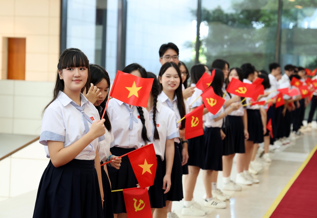 Cac em hoc sinh han hoan chao don dai bieu toi du le khai giang nam hoc moi tai diem cau chinh, Trung tam Hoi nghi Quoc gia, Ha Noi - Anh: VGP/Duc Tuan