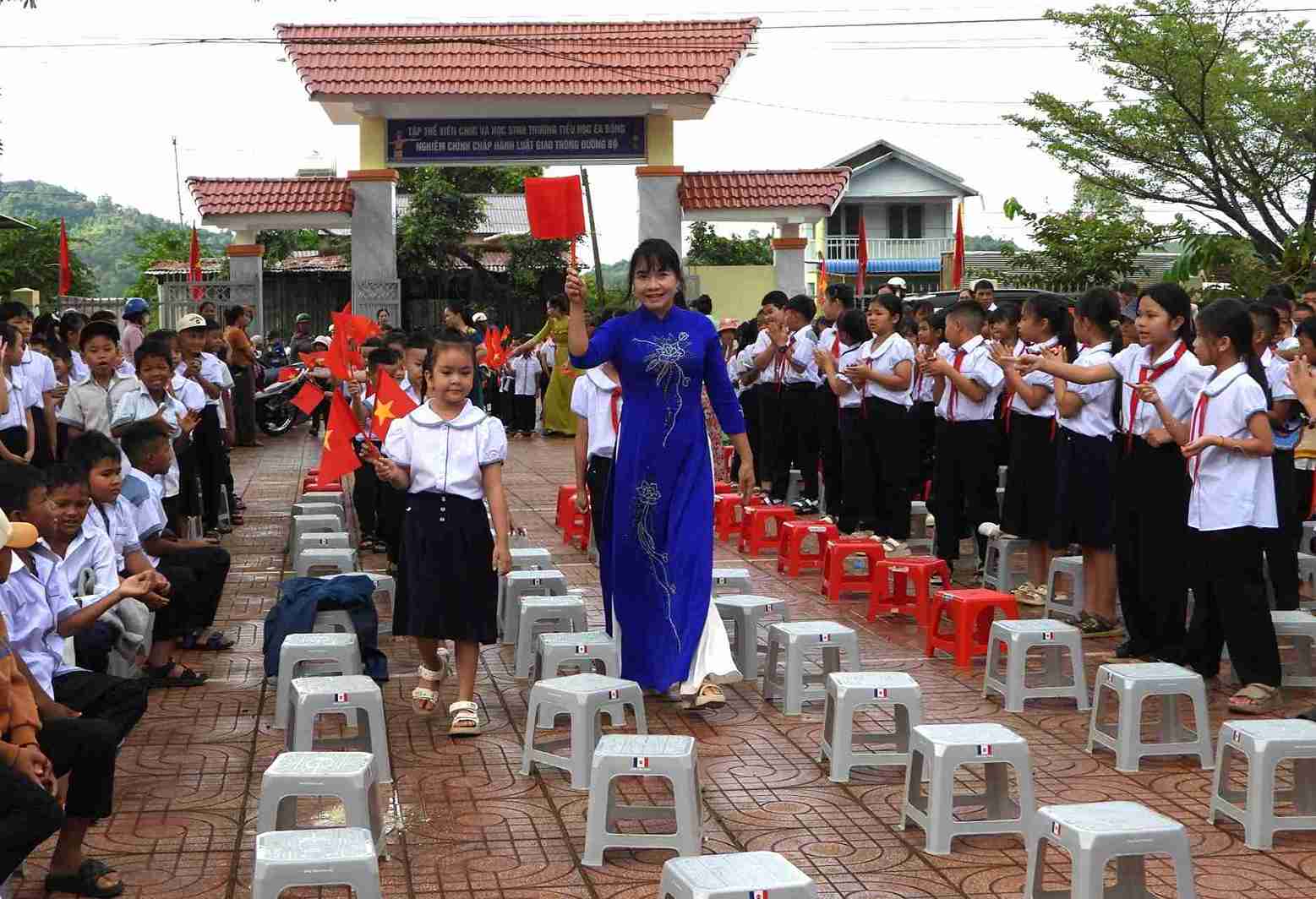 Hoc sinh khoi lop 1 tuu truong, bat dau nam hoc moi. Anh: Bao Trung