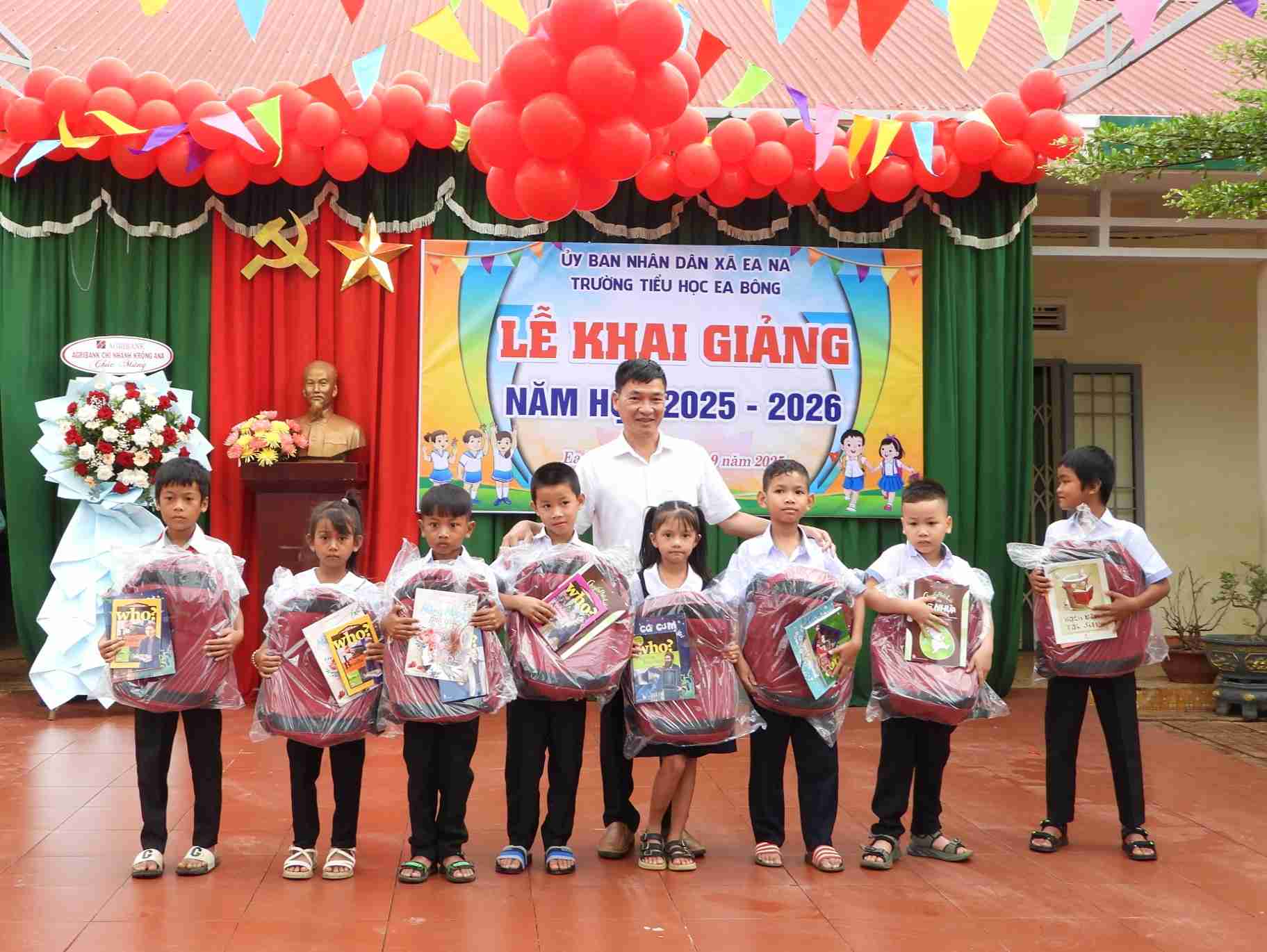 Dai dien Dang uy xa Ea Na tang cac suat qua cho hoc sinh. Anh: Bao Trung