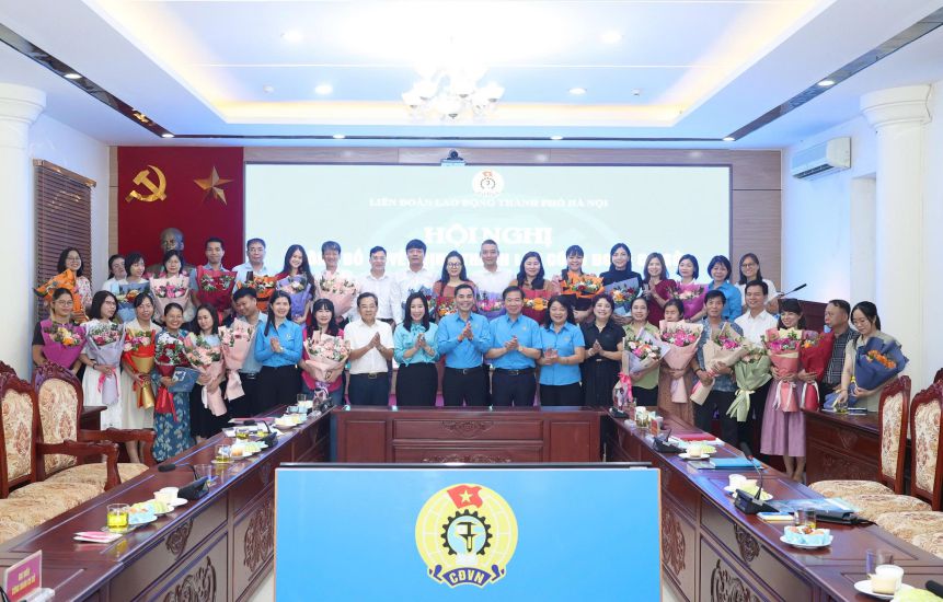 하노이시 노동총연맹은 2025년 8월에 설립된 31개의 새로운 기초 노동조합에 대한 결정을 수여하고 축하했습니다. 사진: 응옥 아잉