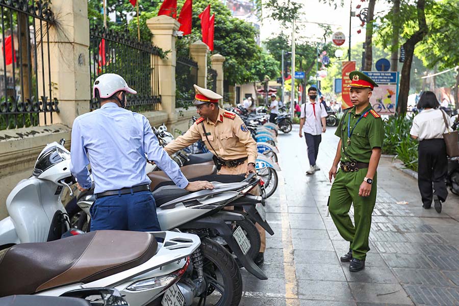 Luc luong chuc nang nhac nho cac truong hop dung do xe khong dung noi quy dinh. Anh: To The