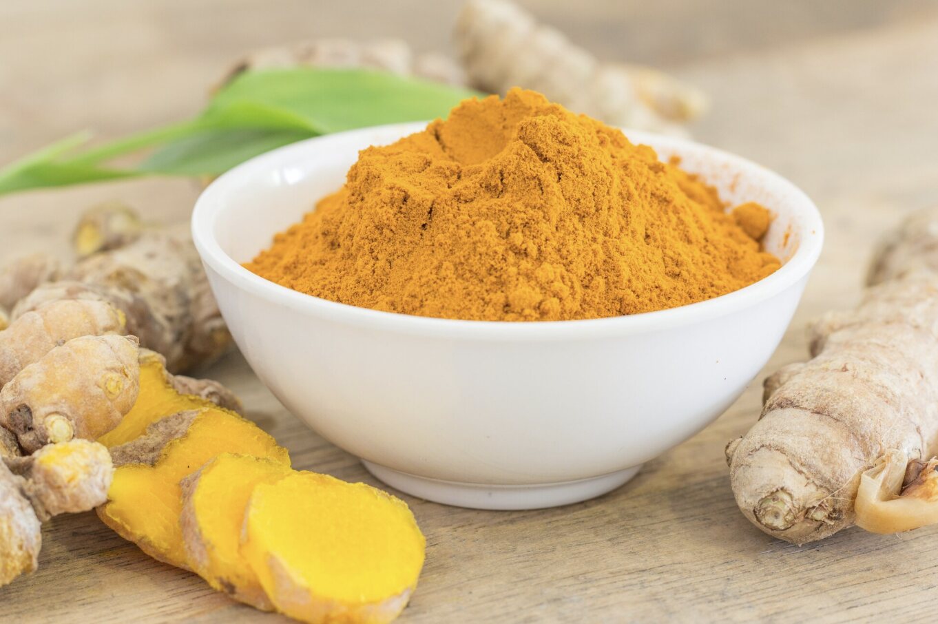 The secret to caressing hair with turmeric. Photo: Thuy Duong