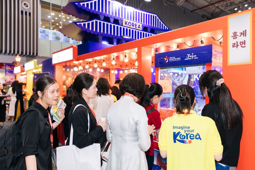 Du khach den tham quan gian hang