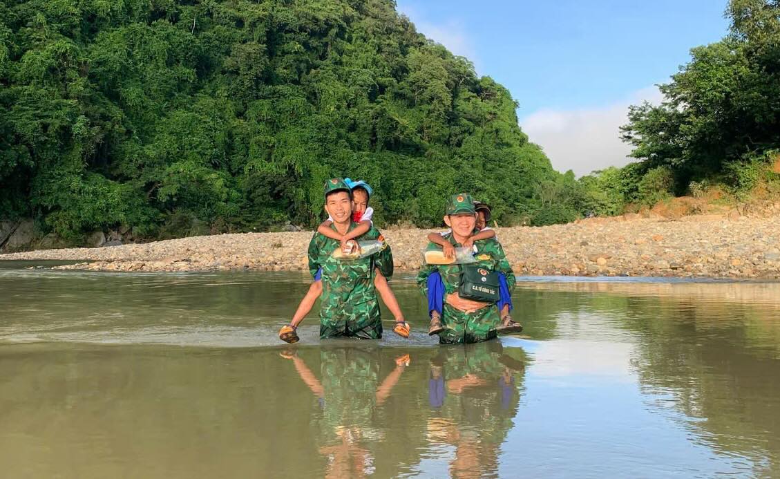 Descendre le ruisseau pour porter les eleves des regions montagneuses a temps pour l'ouverture. Photo : H. Nguyen