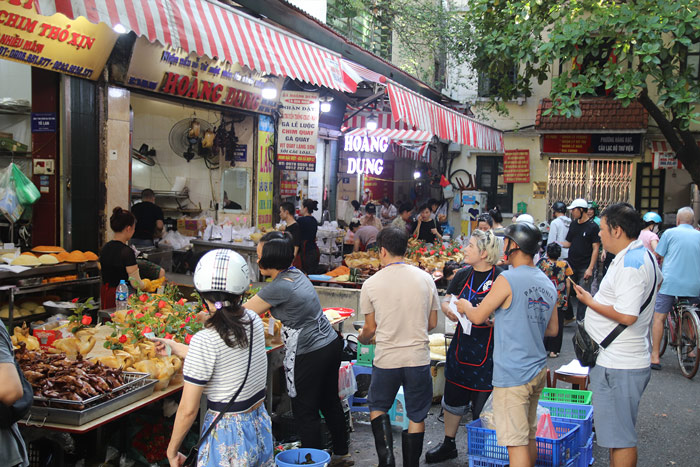 Canh dong duc nhon nhip tren cho Hang Be. Anh: Hoang Xuyen