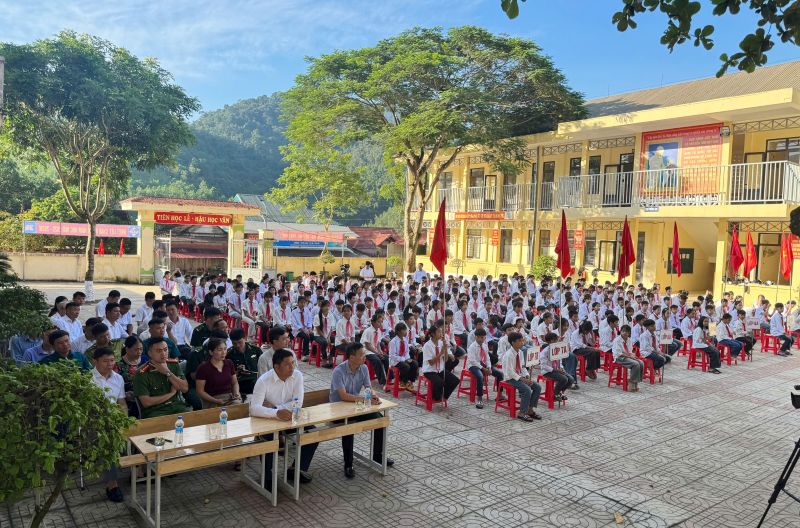 Truong THCS Bat Mot (xa Bat Mot, tinh Thanh Hoa) tung bung to chuc le khai giang nam hoc moi. Anh: Minh Hoang