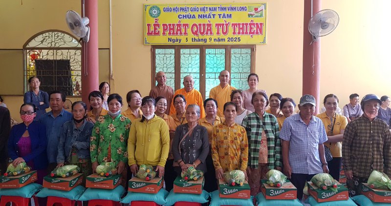 Nhat Tam Pagoda（Tra on Commune、Vinh Long）は、Vu Lanのフィラルシーズン2025で貧しい世帯に120の贈り物を贈呈しました。写真：Hoang Loc Loc
