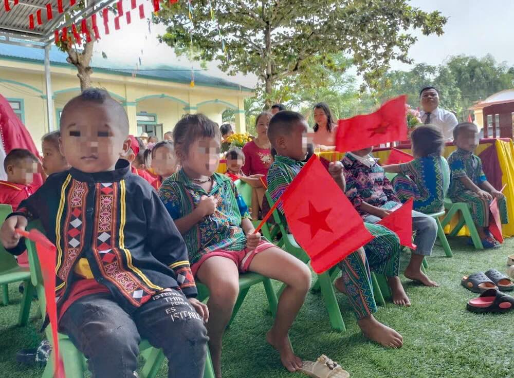 Trong khong khi han hoan cua ngay khai giang, cac hoc sinh tren tay cam co To quoc rang ngoi. Anh: Tran Tuan