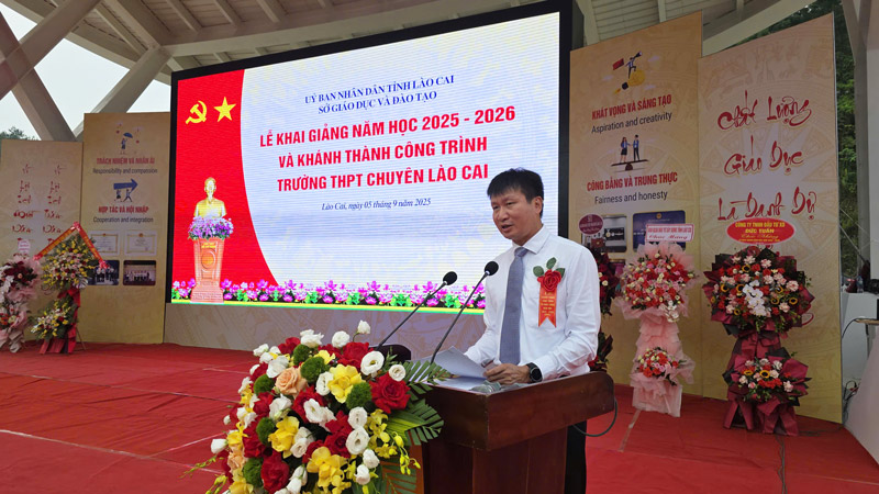 Chu tich UBND tinh Lao Cai Tran Huy Tuan tai le khai giang nam hoc moi o Truong THPT Chuyen Lao Cai. Anh: Dinh Dai