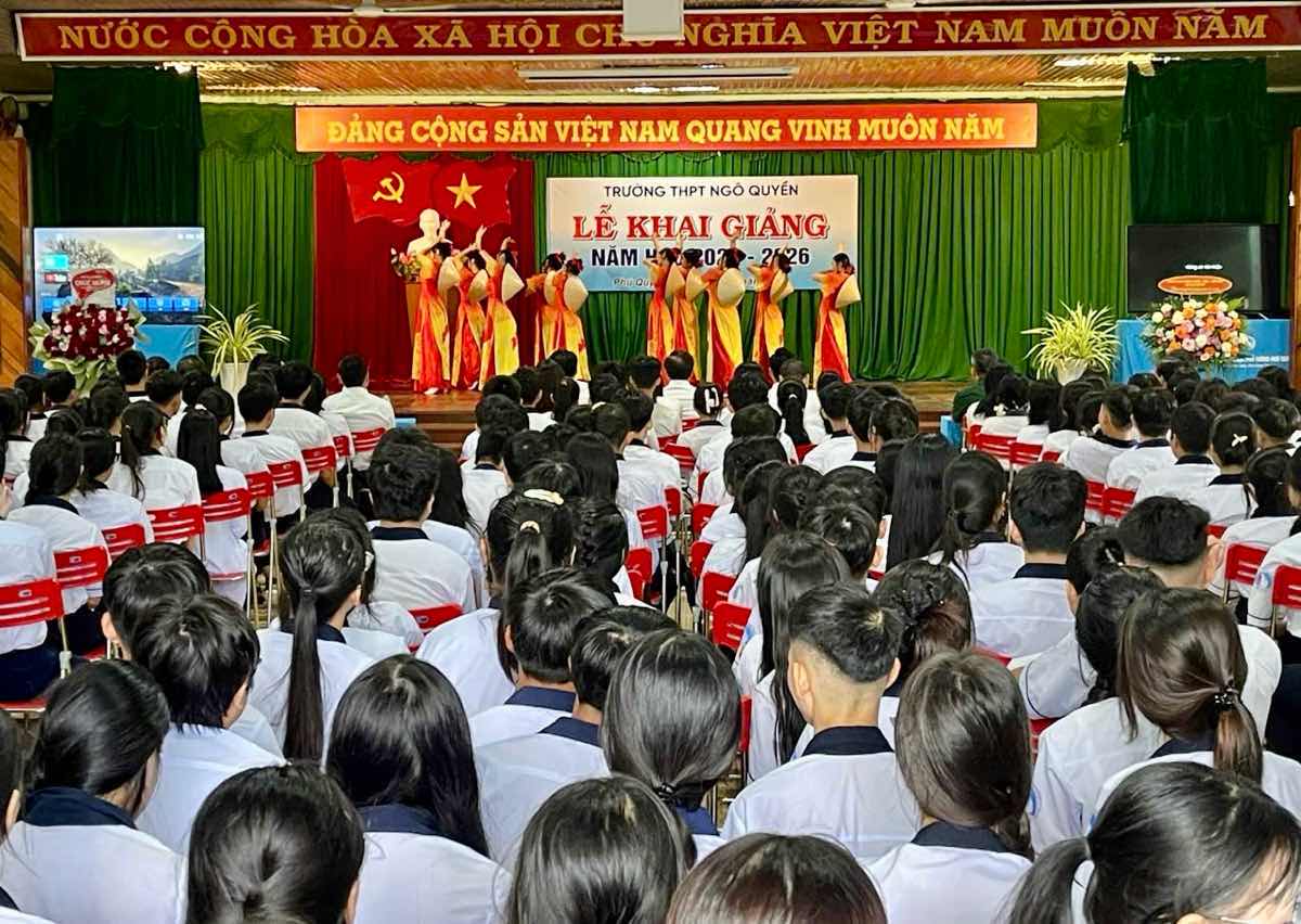 Du le khai giang to chuc o hoi truong nhung khong khi van tuoi vui, trang trong. Anh: Pham Duy