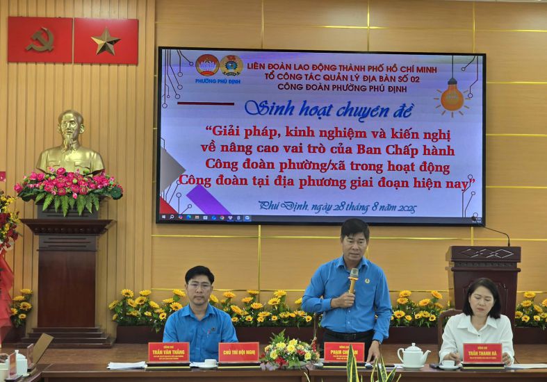 호치민시 노동총연맹 제2지역 관리 작업반 반장 Pham Chi Tam 씨가 특별 활동 세션에서 지시 연설을 하고 있습니다. 사진: Nam Duong