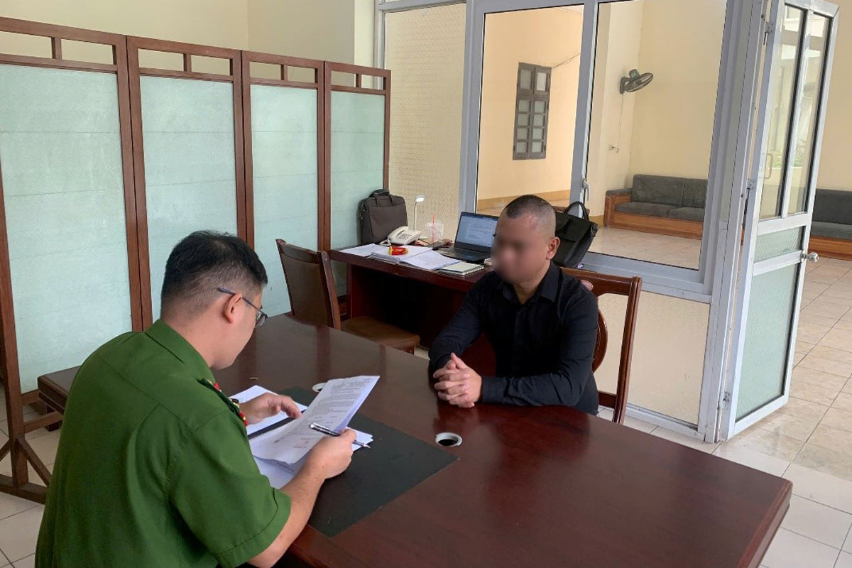 Cơ quan CSĐT Công an tỉnh Quảng Ninh tống đạt các quyết định tố tụng đối với bị can. Ảnh: Công an Quảng Ninh