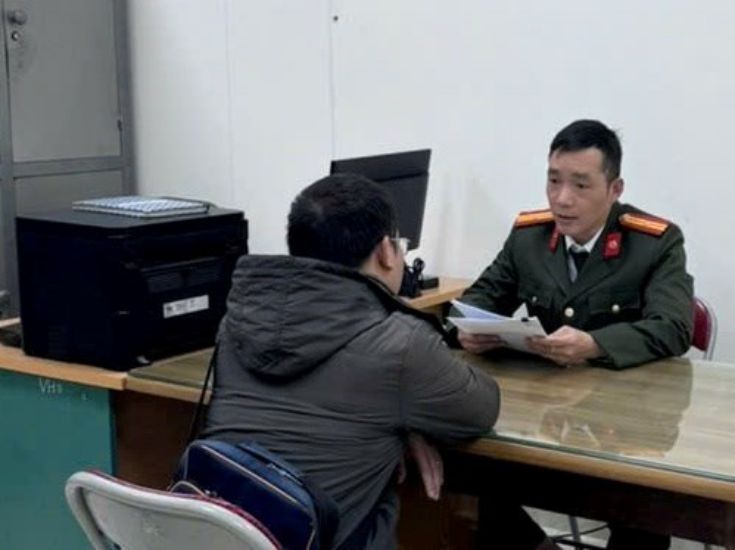 Le Departement de la securite politique interne - Police de la ville de Hai Phong traite 2 cas de publication de fausses nouvelles et de fausses nouvelles sur Internet et les reseaux sociaux. Photo : Police de la ville de Hai Phong