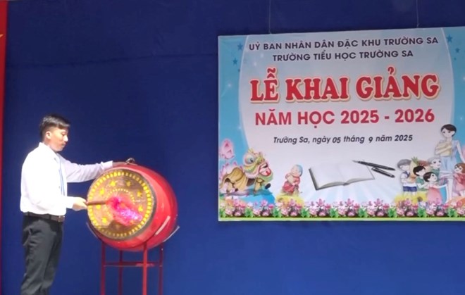 Joining the inland atmosphere, the opening drum of the new school year rang out over the Truong Sa archipelago. Photo: Ngoc Anh