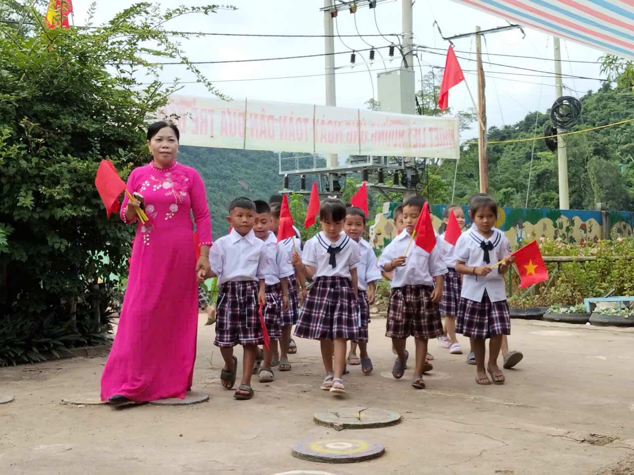 Giao vien Truong Pho thong DTBT Tieu hoc My Ly 2 don cac em hoc sinh vao nam hoc moi. Anh: Ngoc Anh