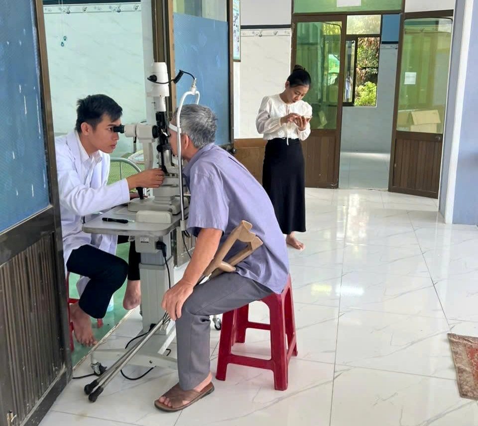 People come to see an eye at the Son Linh Commune Health Station, Quang Ngai Province. Photo: Vien Nguyen