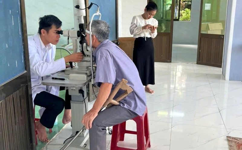 People come to see an eye at the Son Linh Commune Health Station, Quang Ngai Province. Photo: Vien Nguyen