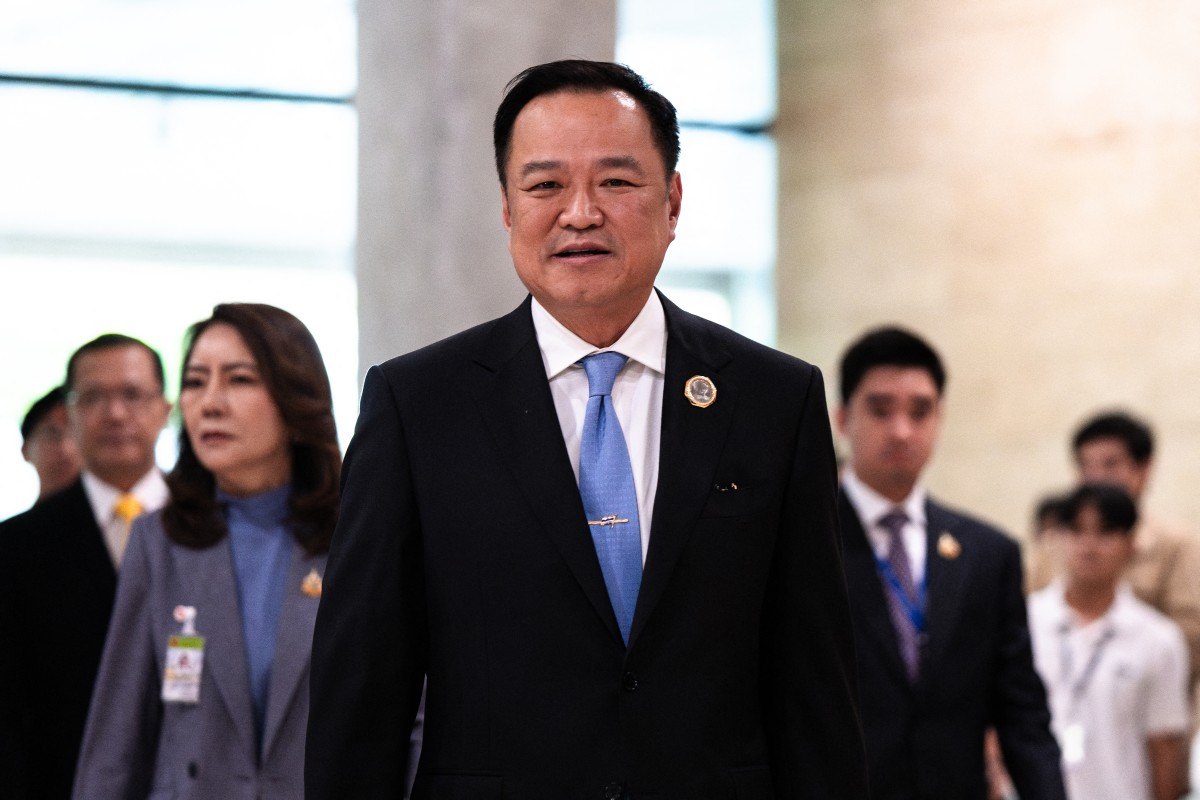 아누틴 찬르비라쿨 - 부므자이타이당 당 대표이자 태국 총리직의 유력 후보 - 2025년 9월 5일 국회에 도착. 사진: AFP