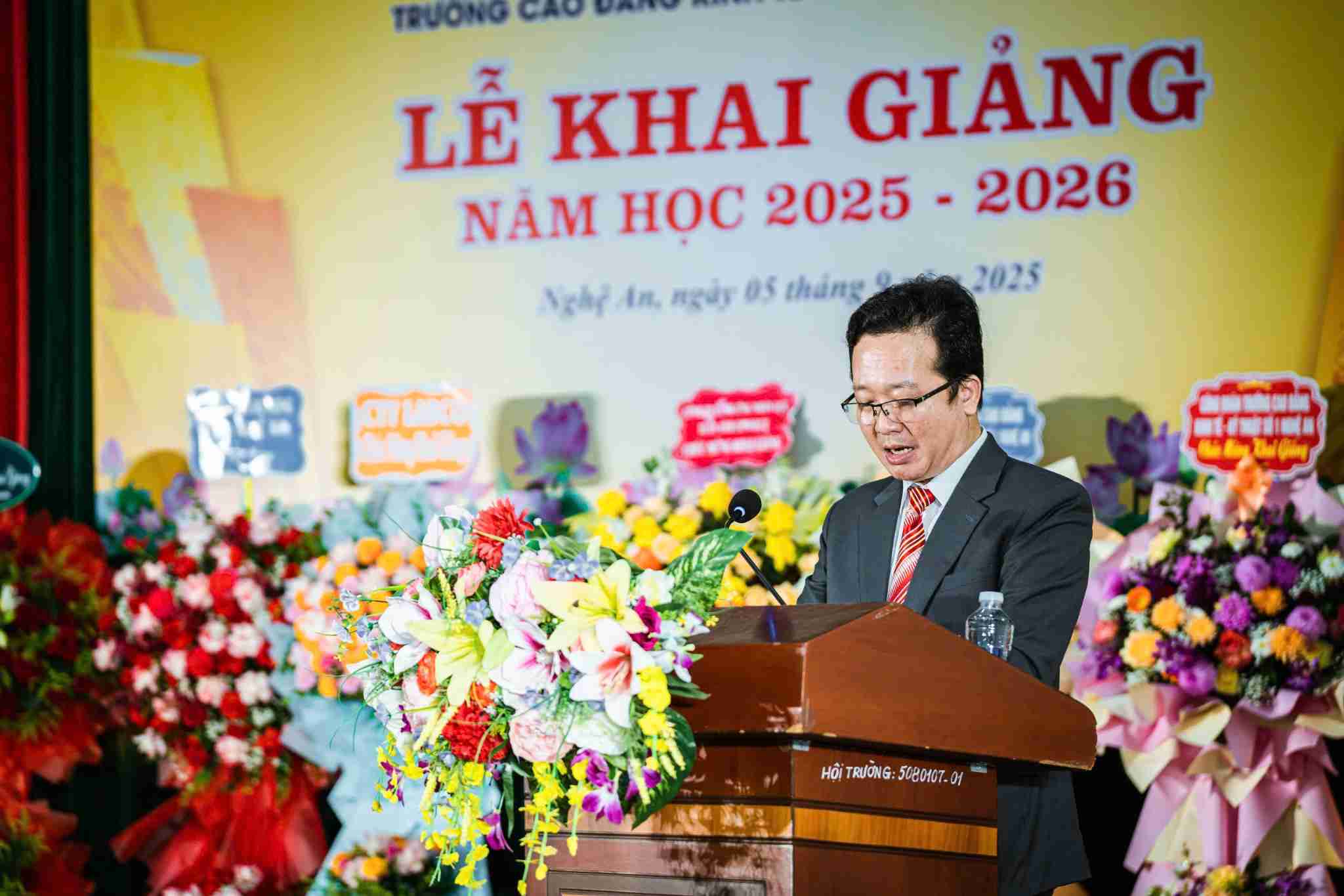 Thay Ngo Sy Thanh Tung - Pho Bi thu Chi bo, Pho Hieu truong phu trach nha truong doc dien van khai giang. Anh: Ngoc Anh