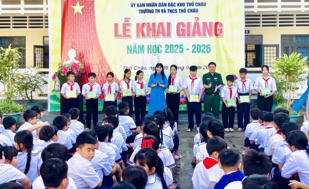 Bien phong tang nhieu phan qua cho cac em hoc sinh tren dia ban dac khu Tho Chau. Anh: Bien phong An Giang