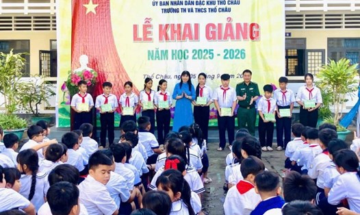 Biên phòng tặng nhiều phần quà cho các em học sinh trên địa bàn đặc khu Thổ Châu. Ảnh: Biên phòng An Giang
