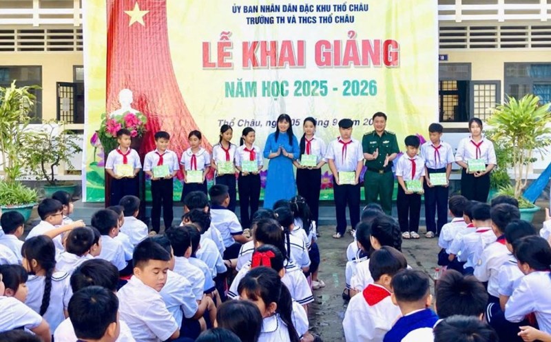 Border guards gave many gifts to students in Tho Chau special area. Photo: An Giang Border Guard