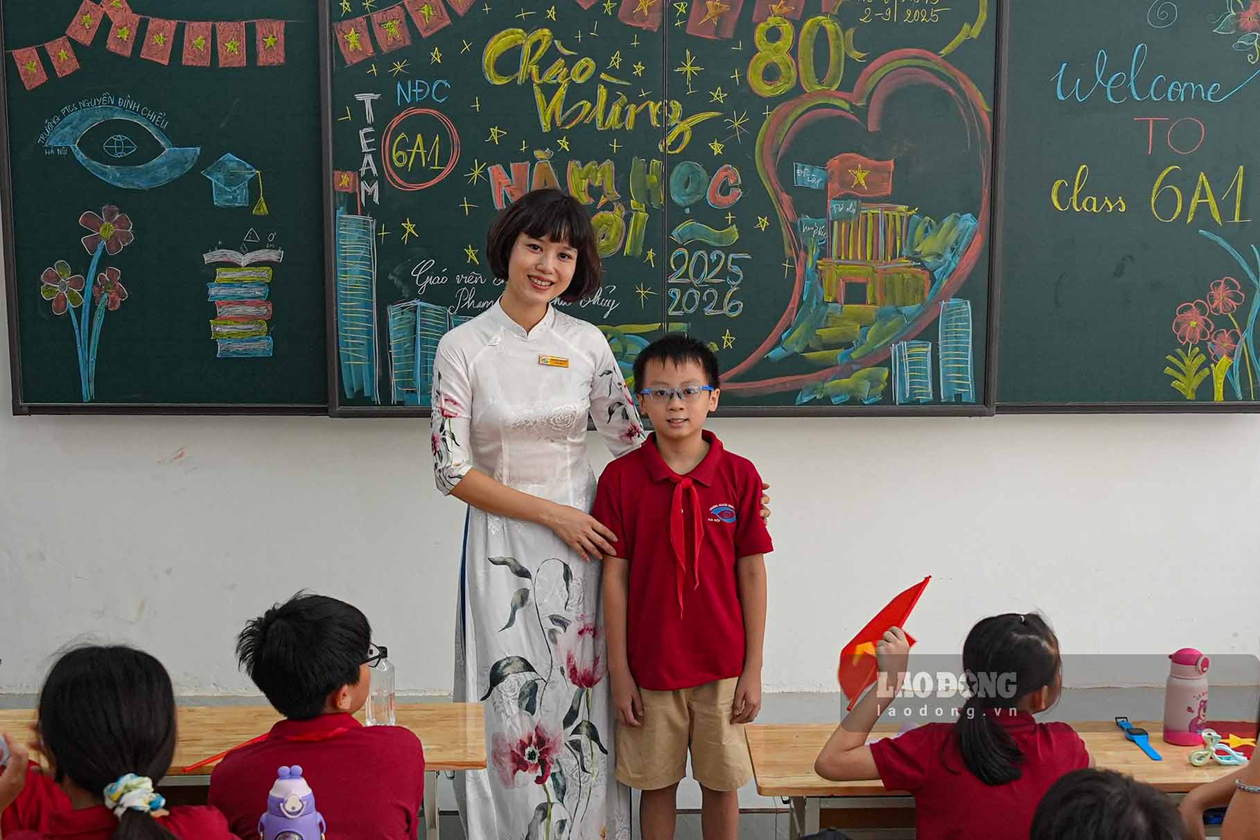 Sau le khai giang, cac lop nhanh chong on dinh doi hinh va di chuyen ve lop hoc, san sang buoc vao tiet hoc dau tien. Do Duc Trung duoc co giao tuyen duong vi dat nhieu thanh tich tot trong hoc tap.
