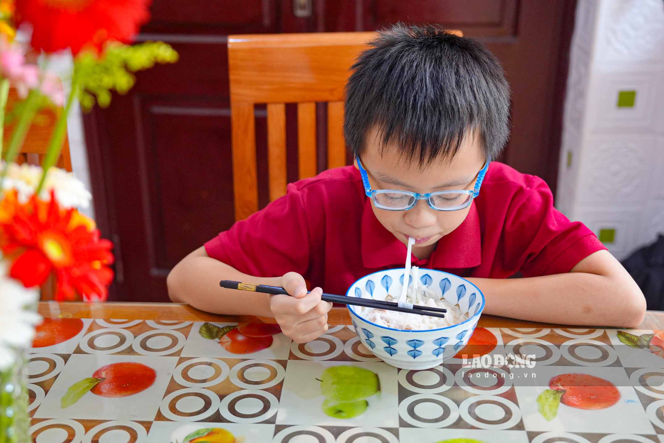 Bua sang duoc me chuan bi chu dao, tiep them suc luc de bat dau mot ngay khai giang y nghia.