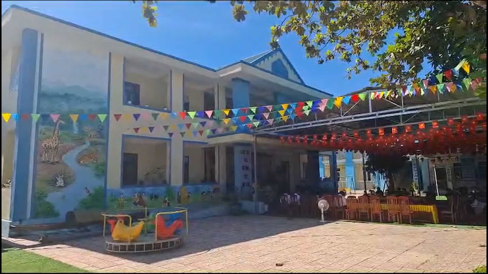 The warm affection between teachers and students in the school is sponsored by the Golden Heart Fund. Photo: Tran Tuan