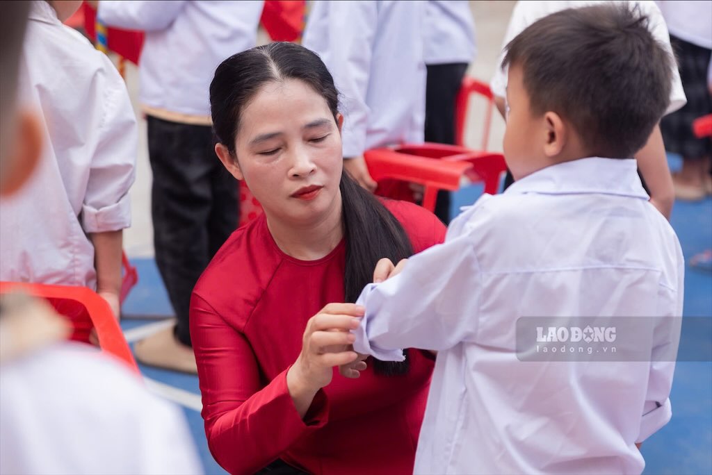 Khoi hoc sinh lop 1 van con nhieu bo ngo trong ngay dau tien buoc vao ngoi truong moi.