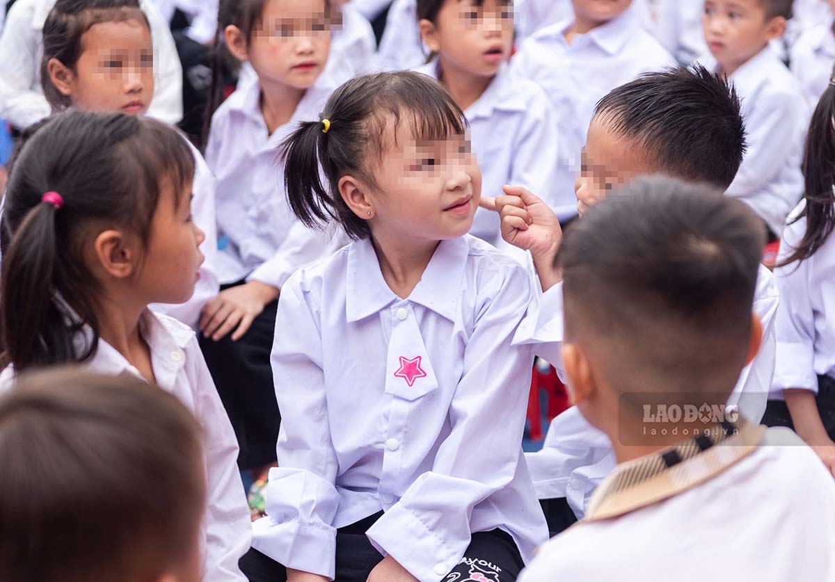 More than 300 students in Thanh Tin commune (Tuyen Quang) gathered at Po Lo school to attend the opening ceremony of the new school year.