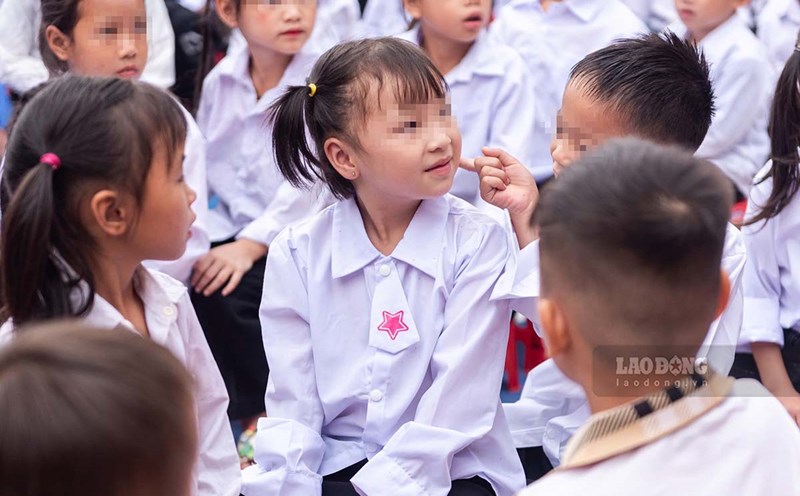 More than 300 students in Thanh Tin commune (Tuyen Quang) gathered at Po Lo school to attend the opening ceremony of the new school year.