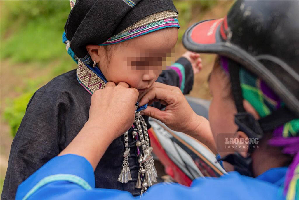 Chi Lu Thi Seo, phu huynh cua em Tai Thi Tuyet da tu tay lam bo trang phuc truyen thong cua dan toc Nung cho con gai vao lop 1.