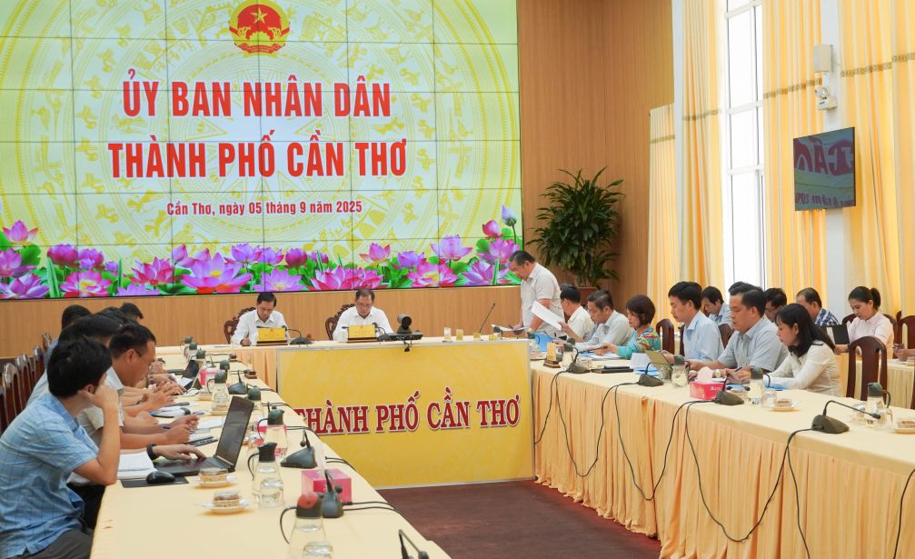 Quang canh buoi lam viec cua UBND TP Can Tho voi cac so, nganh va don vi lien quan ve tinh hinh khai thac cat phuc vu du an cao toc Chau Doc - Can Tho - Soc Trang giai doan 1. Anh: Phuong Anh