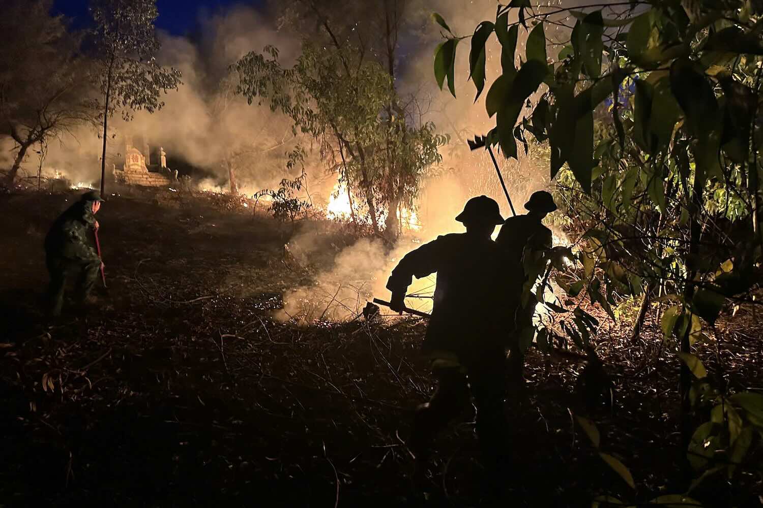 Bộ đội Biên phòng TP Huế nỗ lực dập tắt đám cháy rừng. Ảnh: Võ Tiến.