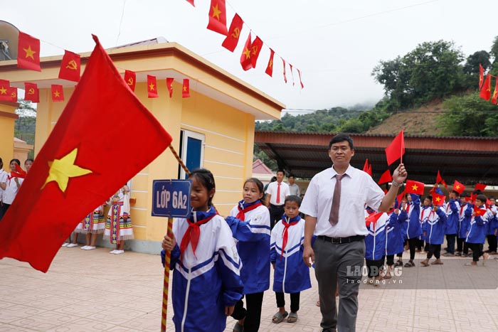 Hoc sinh vung lu Dien Bien don khai giang tai tru so xa. Anh: Quang Dat