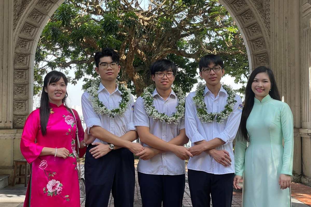 Los mejores estudiantes revelan como estudiar y repasar con el libro de texto Canh Dieu. Foto: Thanh Binh