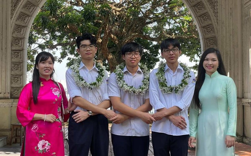 The valedictorians revealed how to study and review the Canh Dieu textbook series. Photo: Thanh Binh