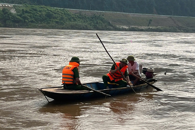 기능 부대가 라오까이성 홍강에서 실종된 남성을 수색하고 있습니다. 사진: 바오하사 공안