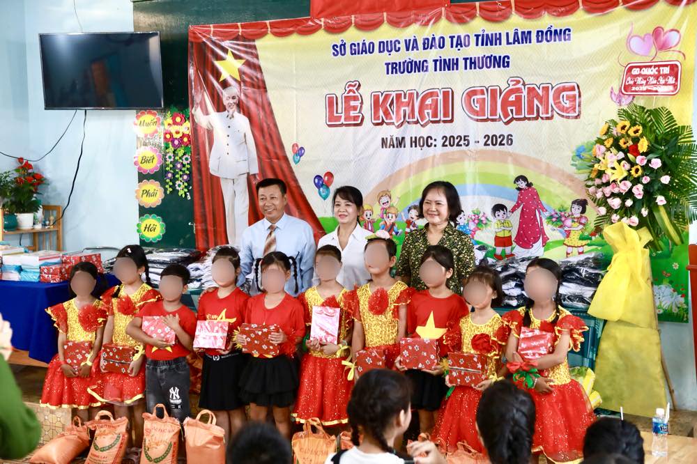 Cac phan qua la nhu yeu pham tang cac em co hoan canh kho khan. Anh: Duy Tuan 