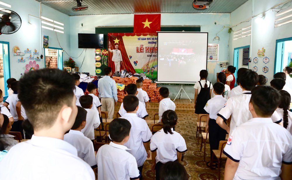 Cac em hoc sinh cung thay co chao co, ket noi truc tiep voi diem cau chinh. Anh: Duy Tuan 
