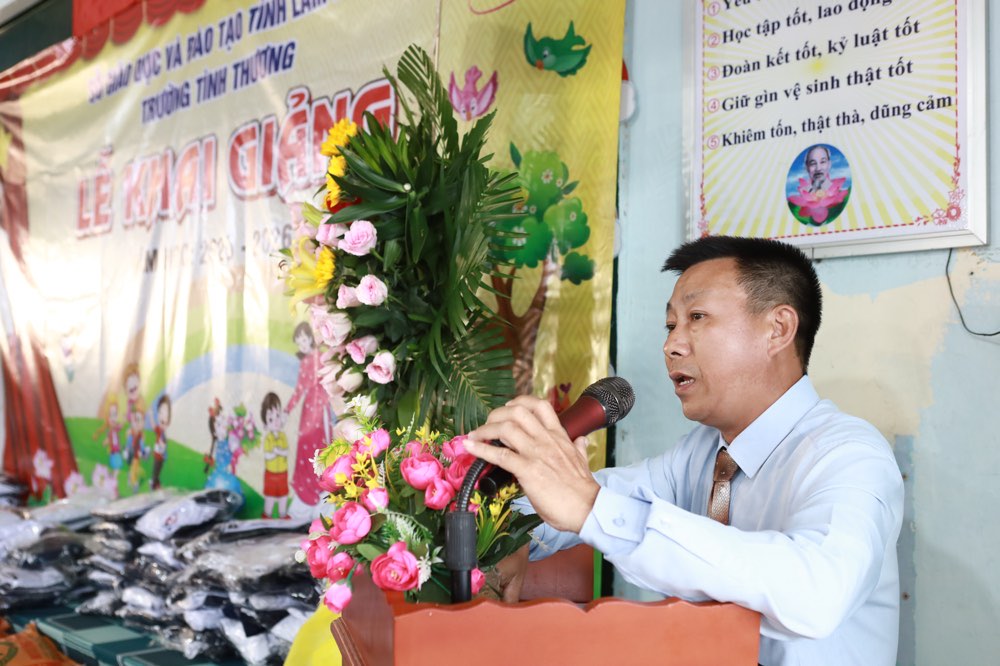Thay Le Thanh Hoang - Pho Hieu truong phu trach truong phat bieu tai le khai giang. Anh: Duy Tuan 