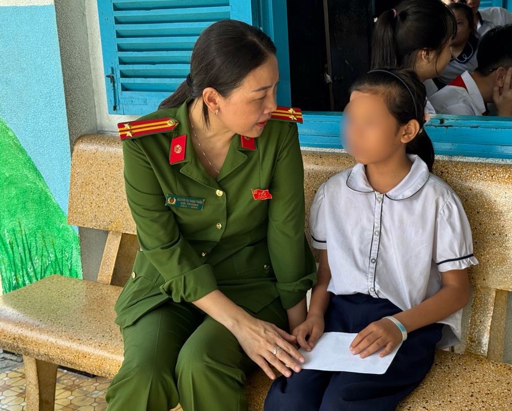 Mot em hoc sinh mo coi duoc cong an do dau, tang qua va dan do trong ngay dau nam hoc. Anh: Duy Tuan 