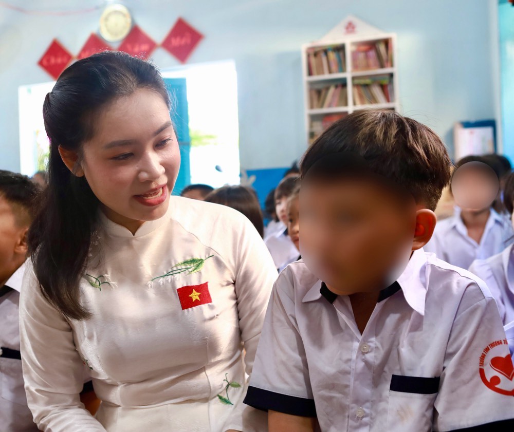 Co giao Nguyen Thi My Huong hoi tham, dong vien cac em hoc sinh. Anh: Duy Tuan 