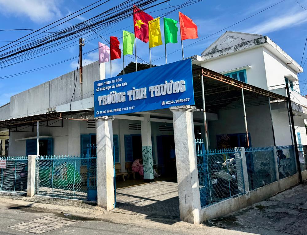 Buoi sang khai giang o Truong Tinh thuong, tinh Lam Dong. Anh: Duy Tuan 