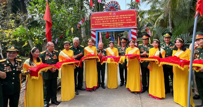 Khanh thanh cau be tong moi, mang lai niem vui cho nguoi dan nong thon. Anh: Hoang Loc
